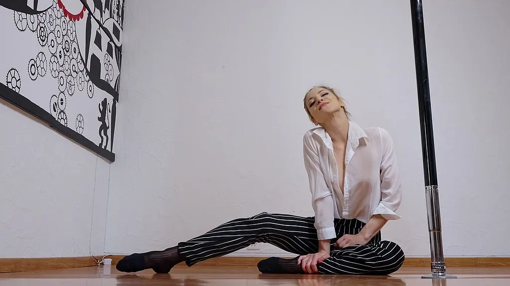 Miss Daisy Diamond's Solo Squirting Video in HD