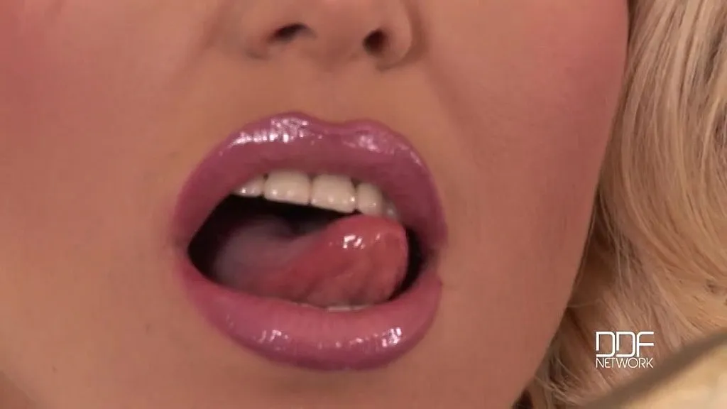 Wivien's Stunning HD Performance: Blonde Bombshell with Tattooed Body Exposes Naked 34DD-25-37 Figure and Playful Naked Masturbation