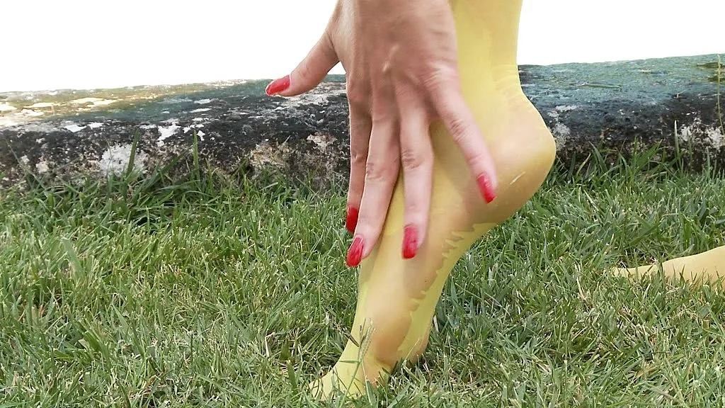 Kety Pearl's Foot Fetish Solo Session at the Beach - HD