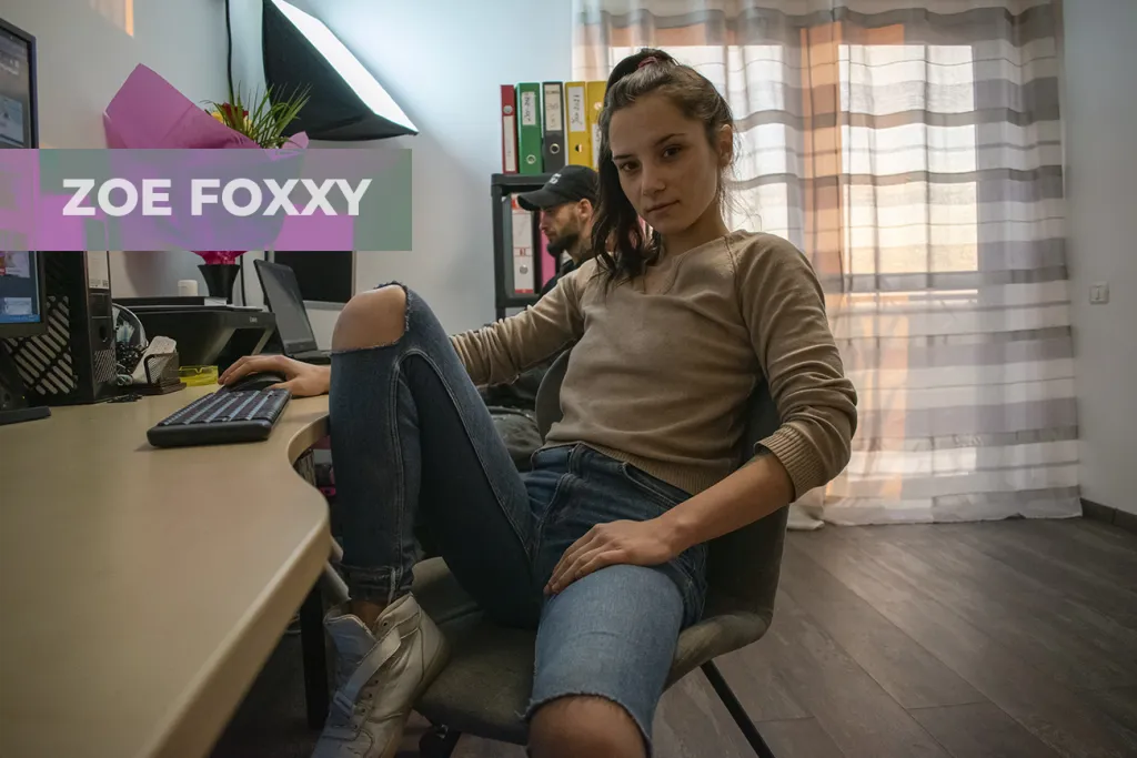 Zoe Foxxy's Brunette Cow Girl VR Experience - HD 3D 180° Binaural Sound POV